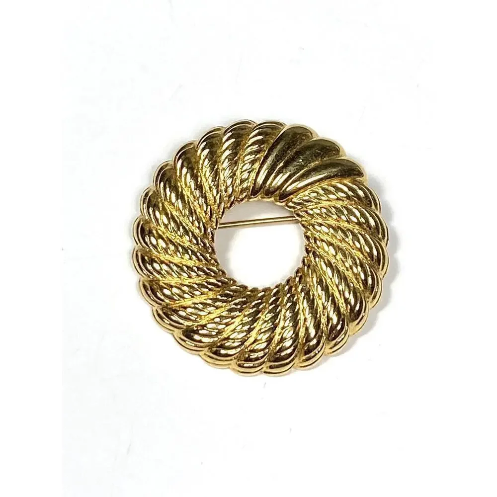 Monet brooch circle
